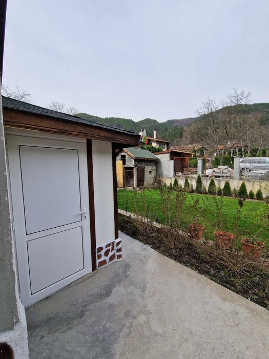 Дава се под наем Етаж от къща в с. Томпсън, Област София-област - 70 кв.м за 612 € - Снимка #3