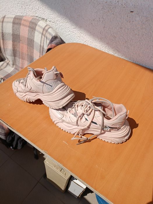 Vând pantofi sport, purtați dat in stare buna, mărimea 39, produs de c