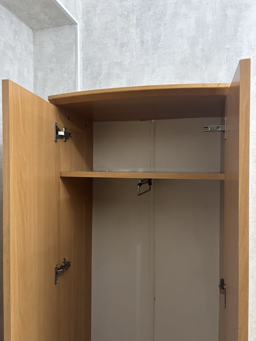 Деревянный шкаф