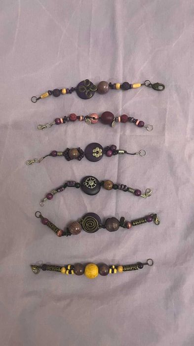 Ръчно изработени от полускъпоценни камъни и мъниста гривни.