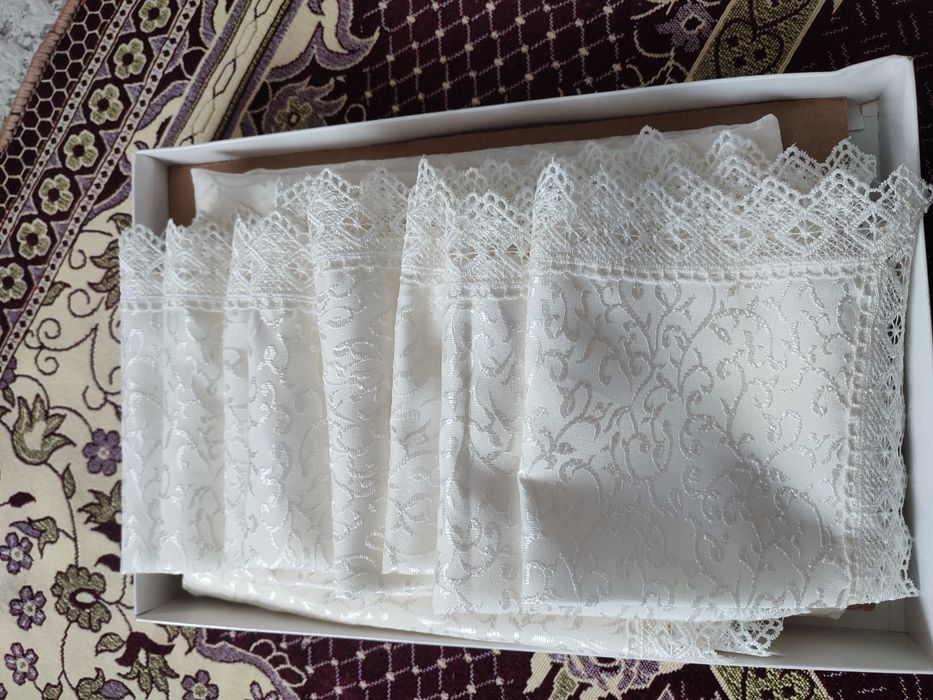 Скатерть и салфетки 8 шт.