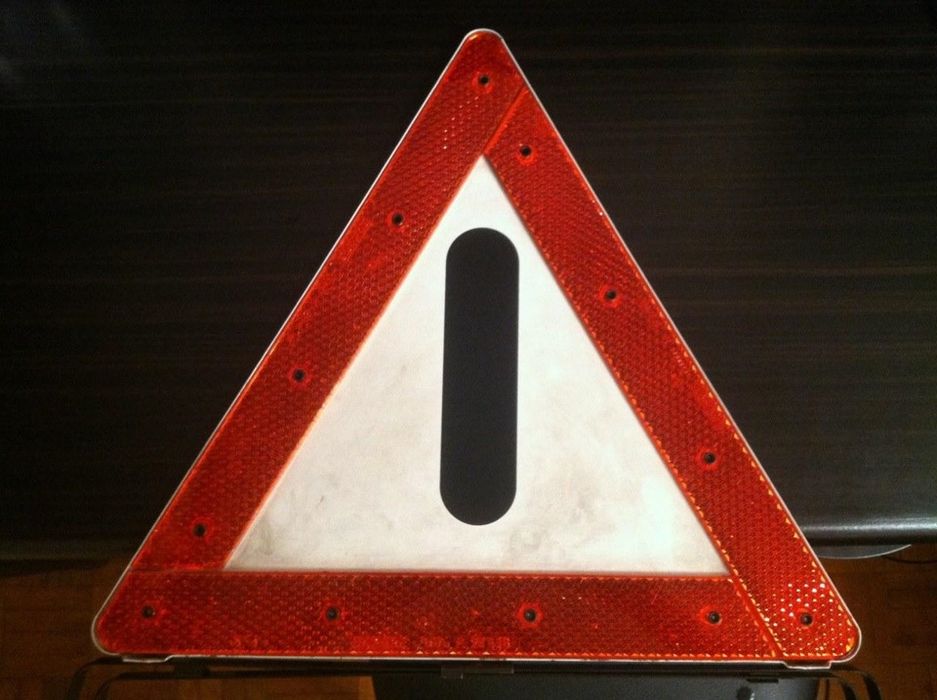 Аварийный знак на мерседес 124