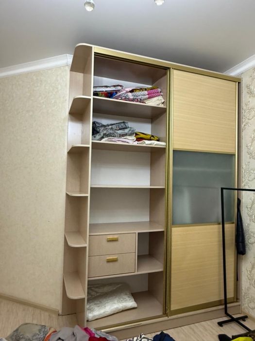 Продам шкаф высокий почти до потолка.
