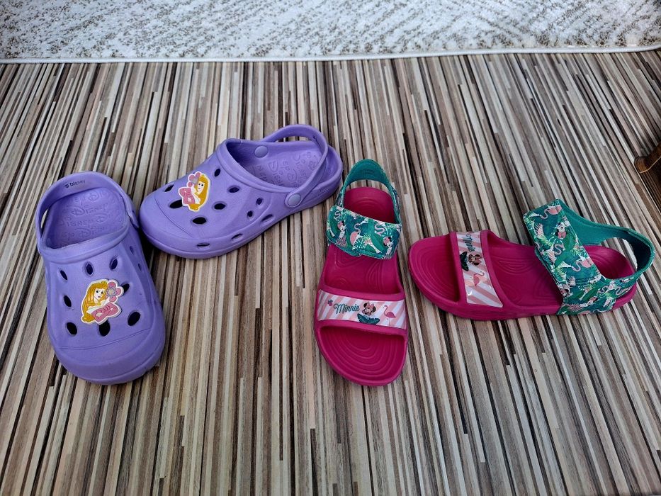 Sandale Minnie marime 32 si crocsi Disney marime 32/33.