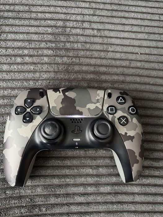 Продавам оригинален DualSense джойстик за PlayStation 5. Почти без никакви забележки.