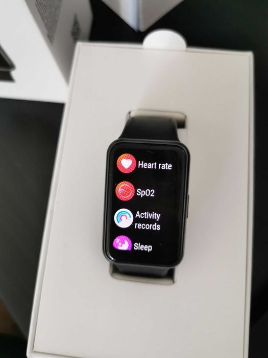 ЧИСТО НОВ смарт часовник Huawei Watch Fit
