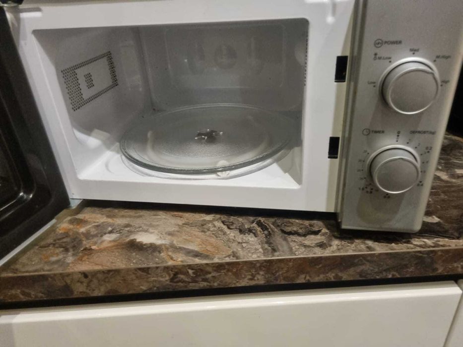 cuptor cu Microunde PKM Model MW700-20 UB2