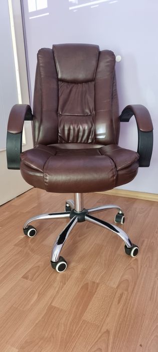 Кожен  офис стол