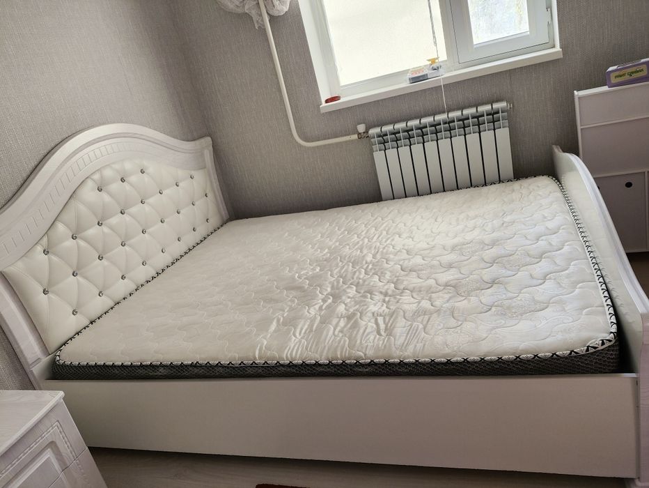 Продам кровать 160*180 с 2-мя прикроватными тумбами