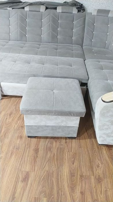 Gostinniy ogolok,raskladnoy,3pufik,stol