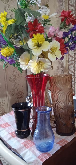 Вазы для цветов,стеклянные,керамические,цветное стекло:чёрное,красное