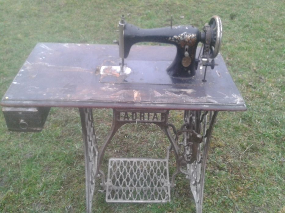 Vând mașina cusut Adria,veche aprox. 100 ani