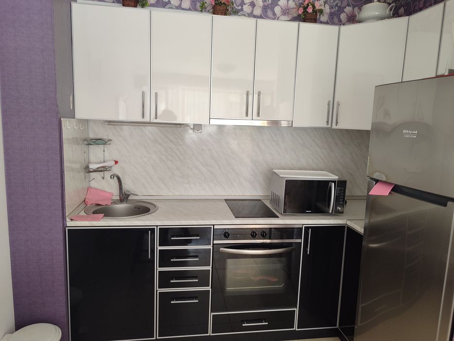 Продавам малко използвана ъглова кухня с дължина 235 + ъгъл 5