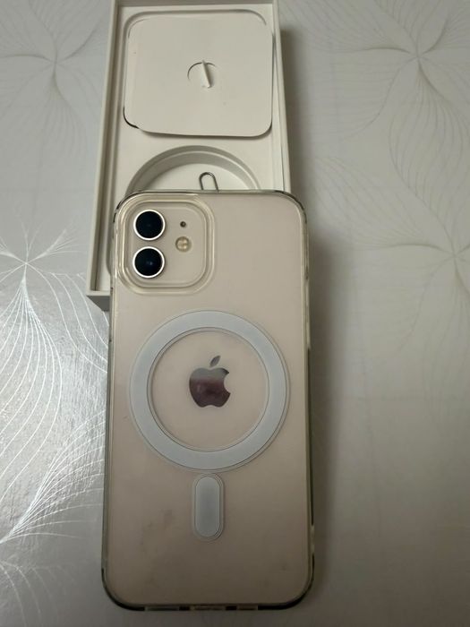 iPhone 12 смартфон