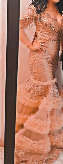 Официална рокля в бежово