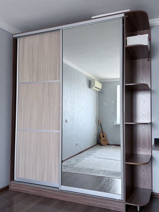 Продам шкаф купе бонусом стол и книжная полка