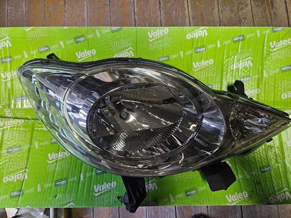 Far dreapta Peugeot 107 Valeo cod 043005 ( 6206-74 ) NOU.
