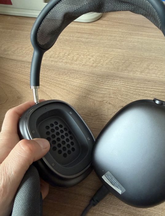 Apple Airpods Max 1. Lightning
