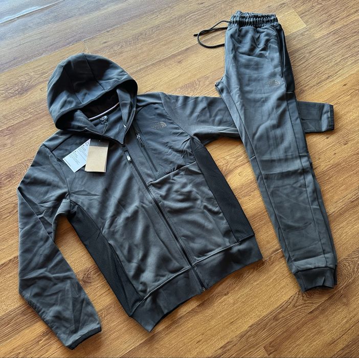 Мъжки,памучен,тъмно сив екип The North Face с качулка и ципове на джобовете