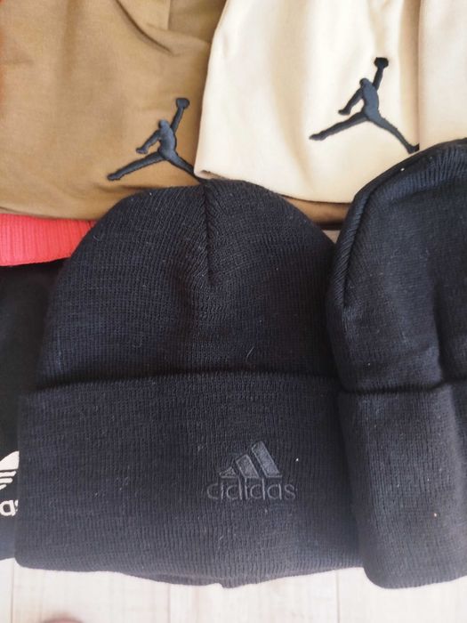 Căciuli dama/bărbat diferite culori preț pe bucata