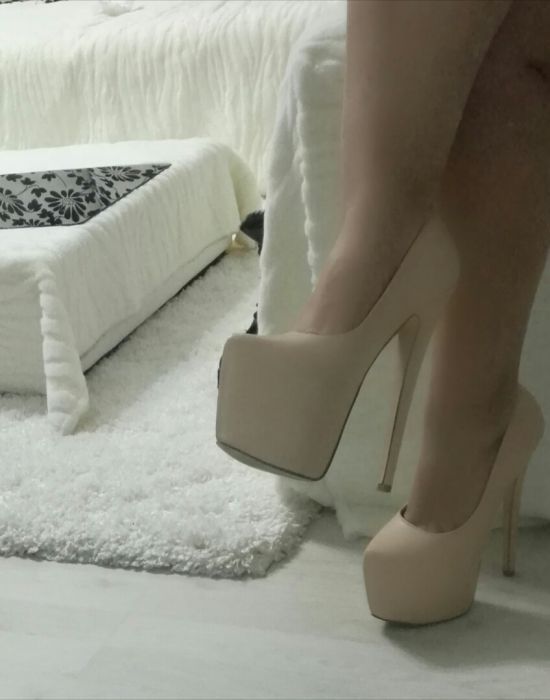 Pantofi cu toc si platforma bej