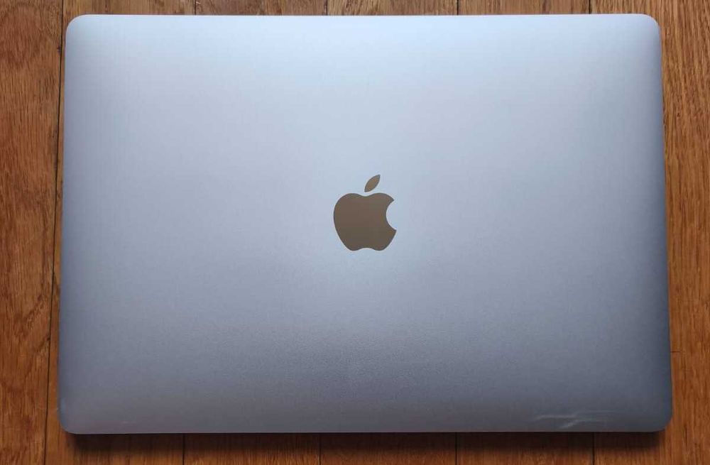 Macbook pro 13 l 2017 Макбук Про 13 l 2017 8/256gb Silver