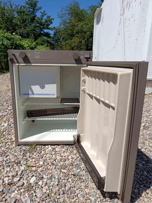 Хладилник 12V / 220V / 240V / 54L подходящ за квмпер / каравана