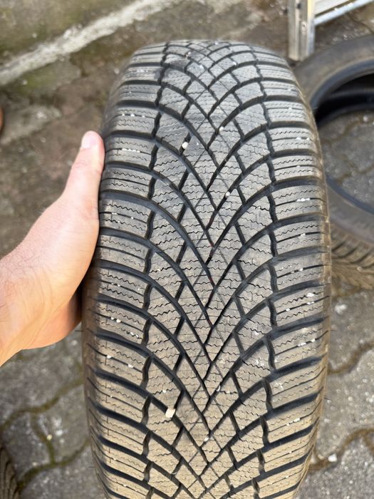 Vand 3 anvelope BRIDGESTONE 185/60 R15, M+S cu urmatoarele DOT-uri ;3625;2125;3823