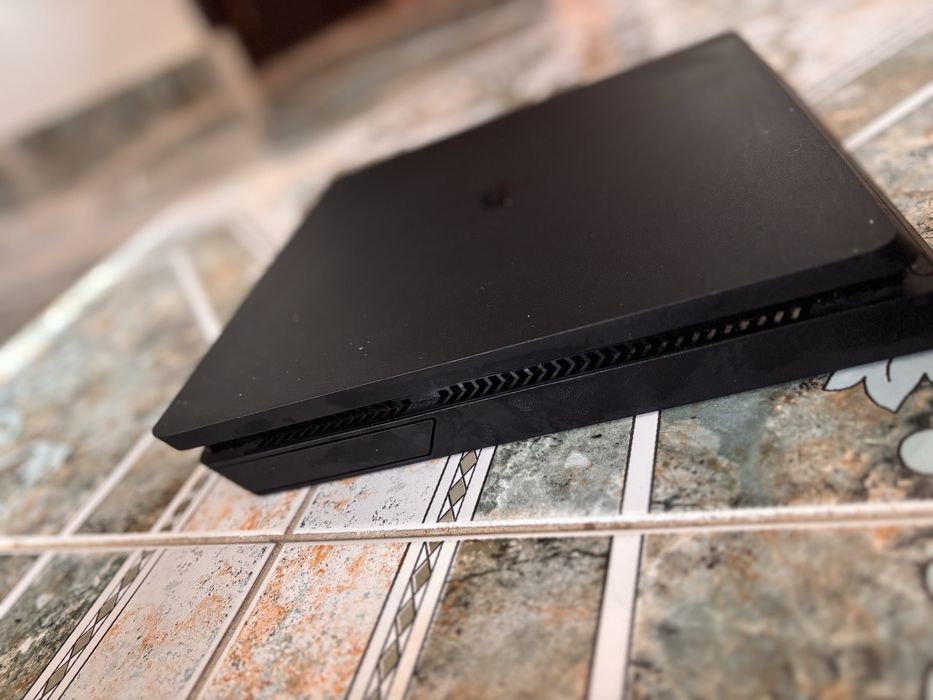Vand ps 4 slim cu jocuri console si cont facut cu jocuri instalate