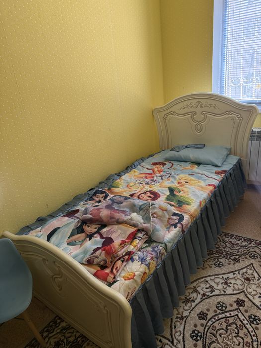 Детская кровать, матрас и стол