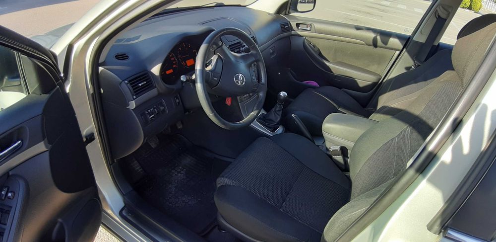 Продавам Тойота Авенсис