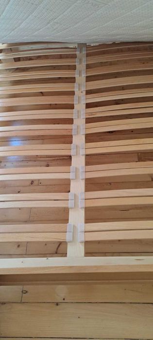 Продавам масивно легло от бук с матрак – не използвано