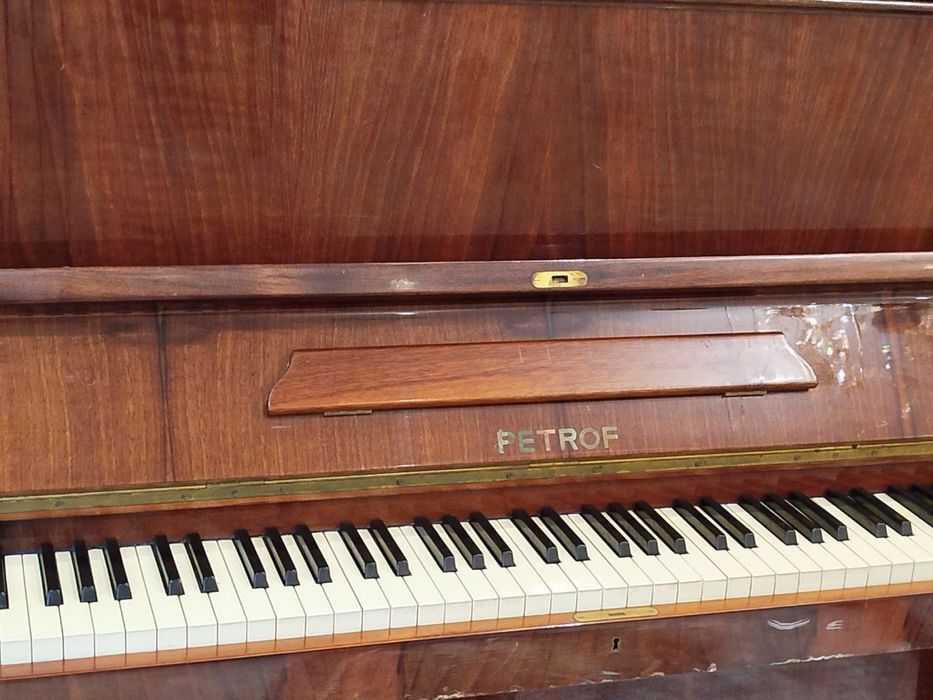 Срочно Горит !!! Продаётся пианино Petrov