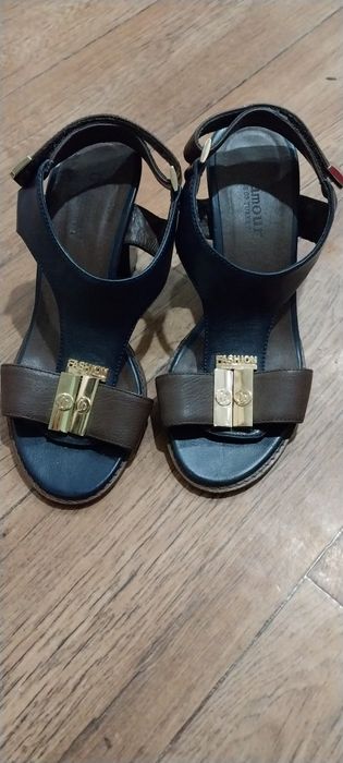 Продам  босоножки