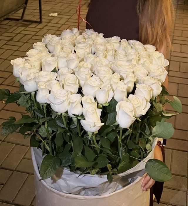 Белые розы в гигант коробке
