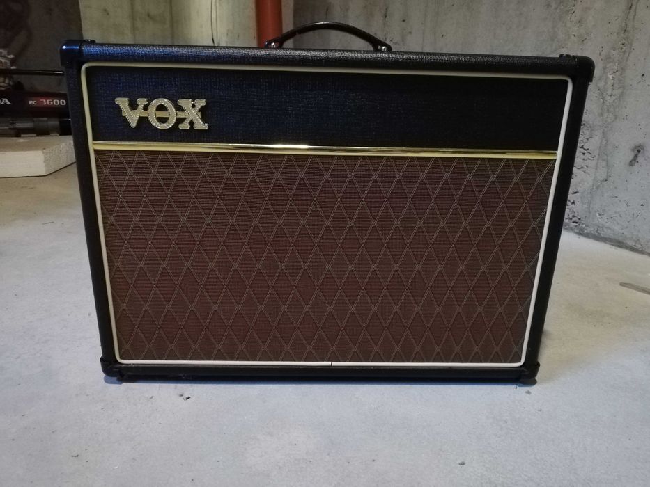 Продавам усилвател за китара VOX-AC15!