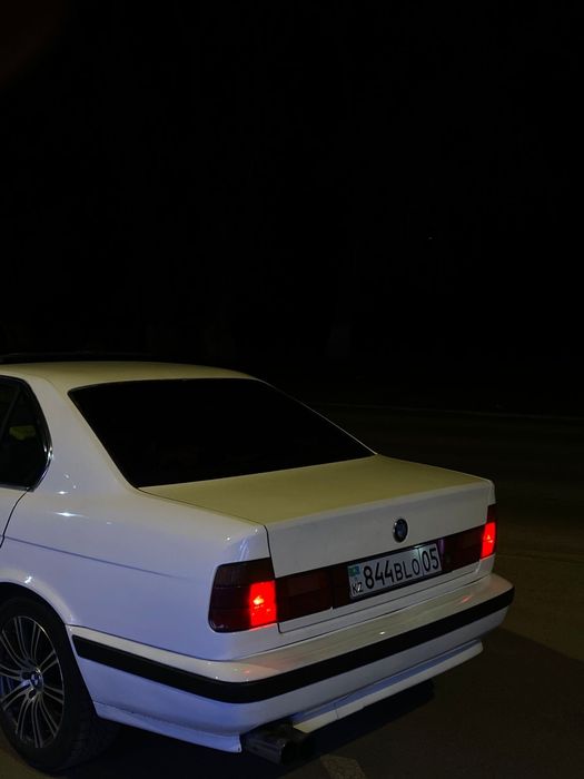 Продам машину БМВ Е34