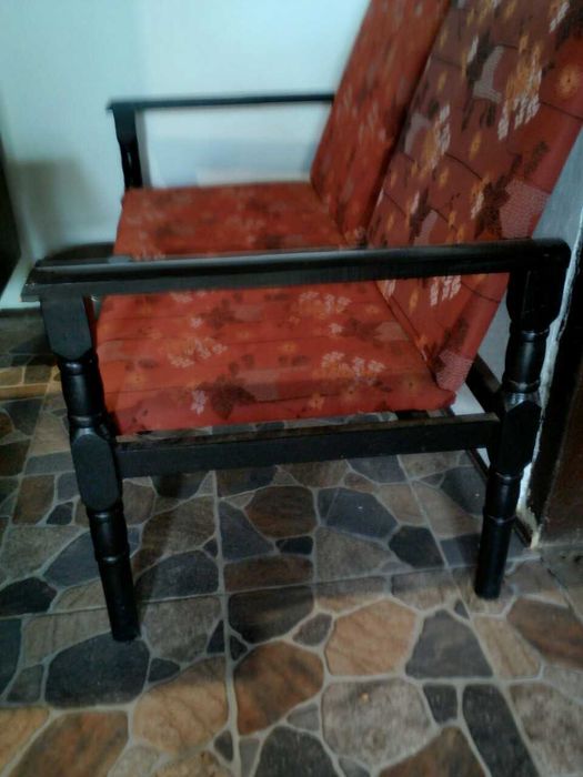 маса, канапета и столове от струговано дърво