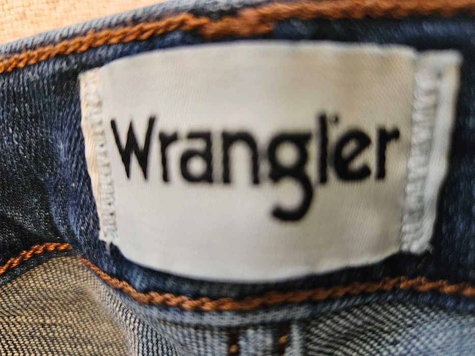 Продават се мъжки дънки "Wrangler"