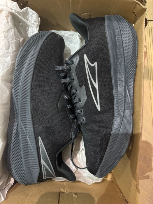 Altra Experience Flow (Triple Black)