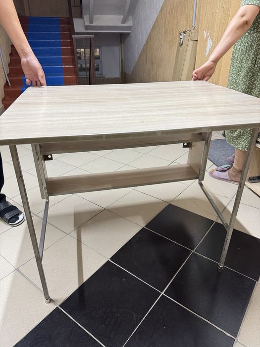 На стенный стол