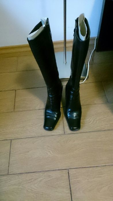 Cizme piele culoare negru,cleste,sita,telecomanda,lingurite,farfuri