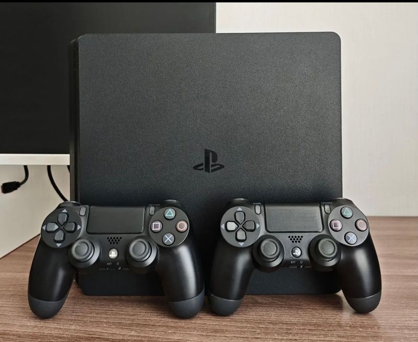 Срочно |  PlayStation 4 с 2 геймпадами