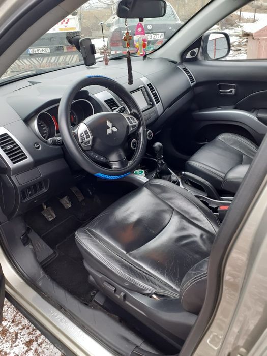 Vând Mitsubishi Outlander