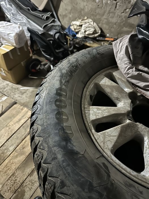 Продам диски с шинами от тойоты