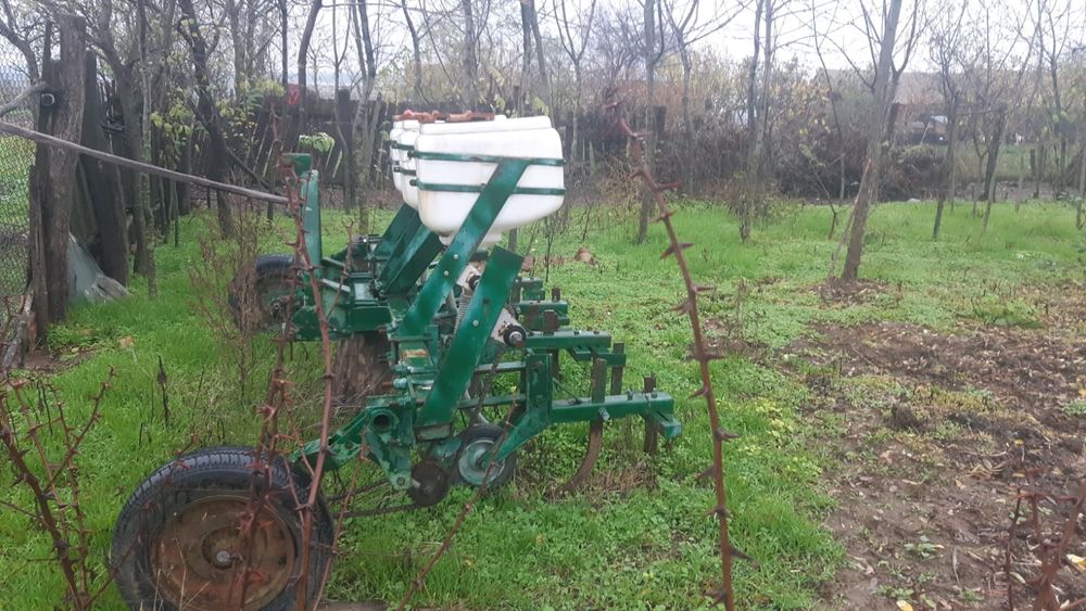 Cultivator de prașit și îngrășăminte cu trei secții