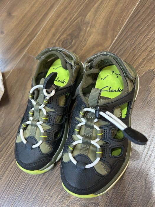 Затворени сандали Clarks  26 номер момче