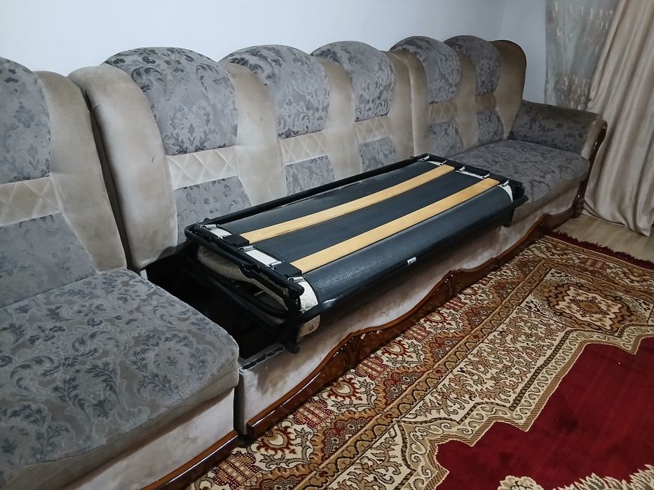 Отдам безплатно 5 метровый диван ,