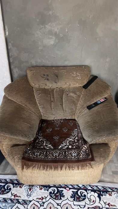 Диван с двумя креслами