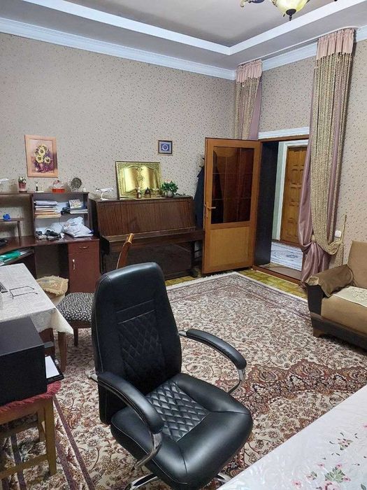 Продается 3-х комнатная в центре Чирчика